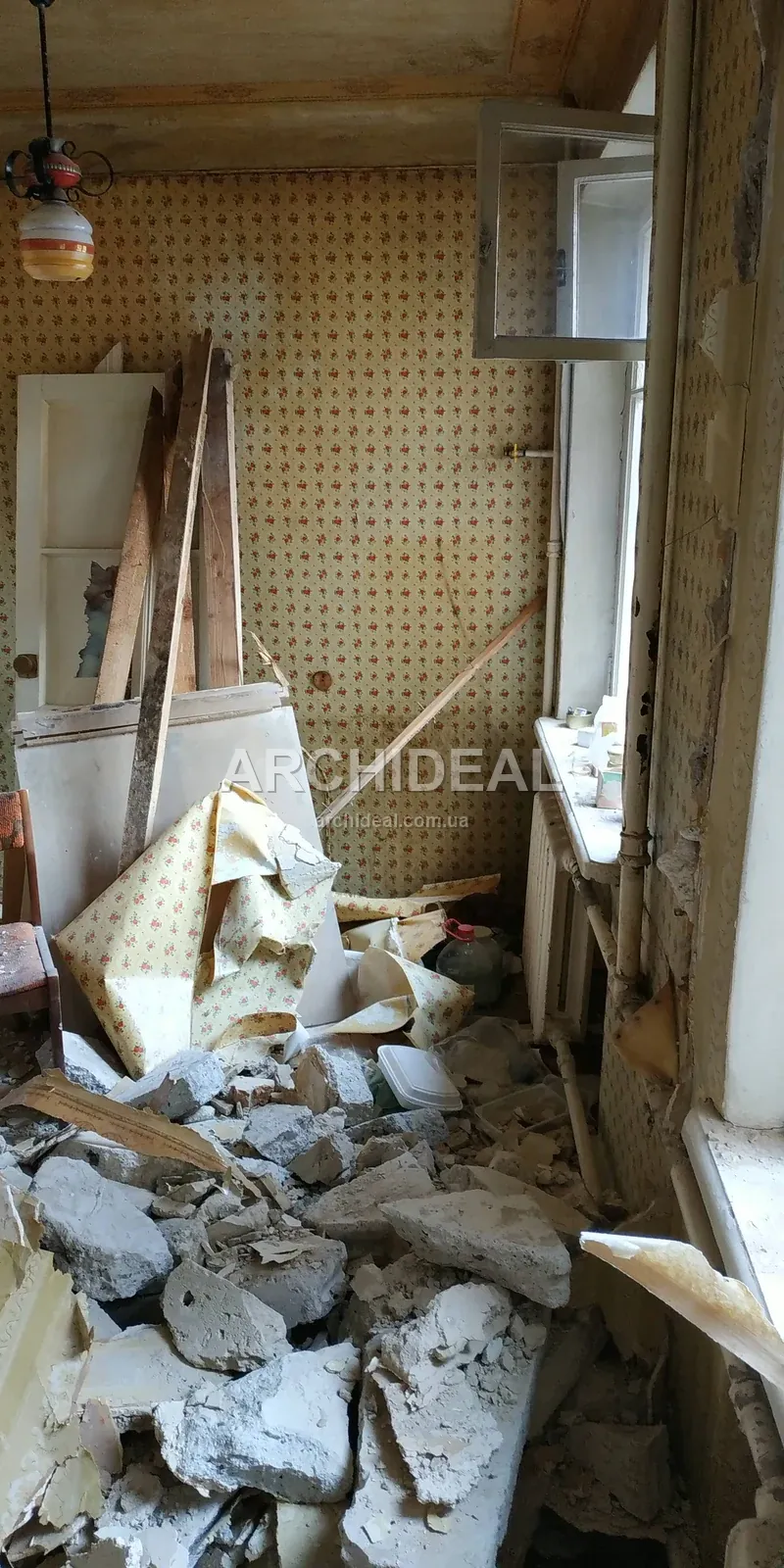 Розібраний санвузол зі знятою плиткою й підлогою