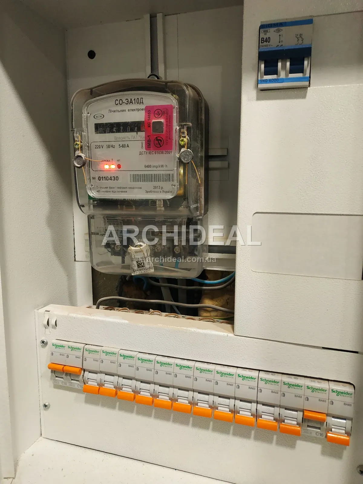 Крупний план електрощита з автоматами Schneider Electric