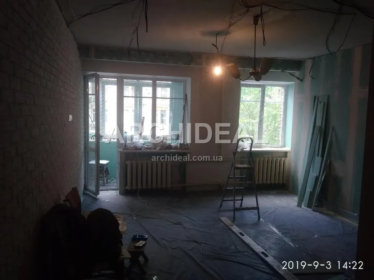 Чорнова вітальня з кабелями по стінах