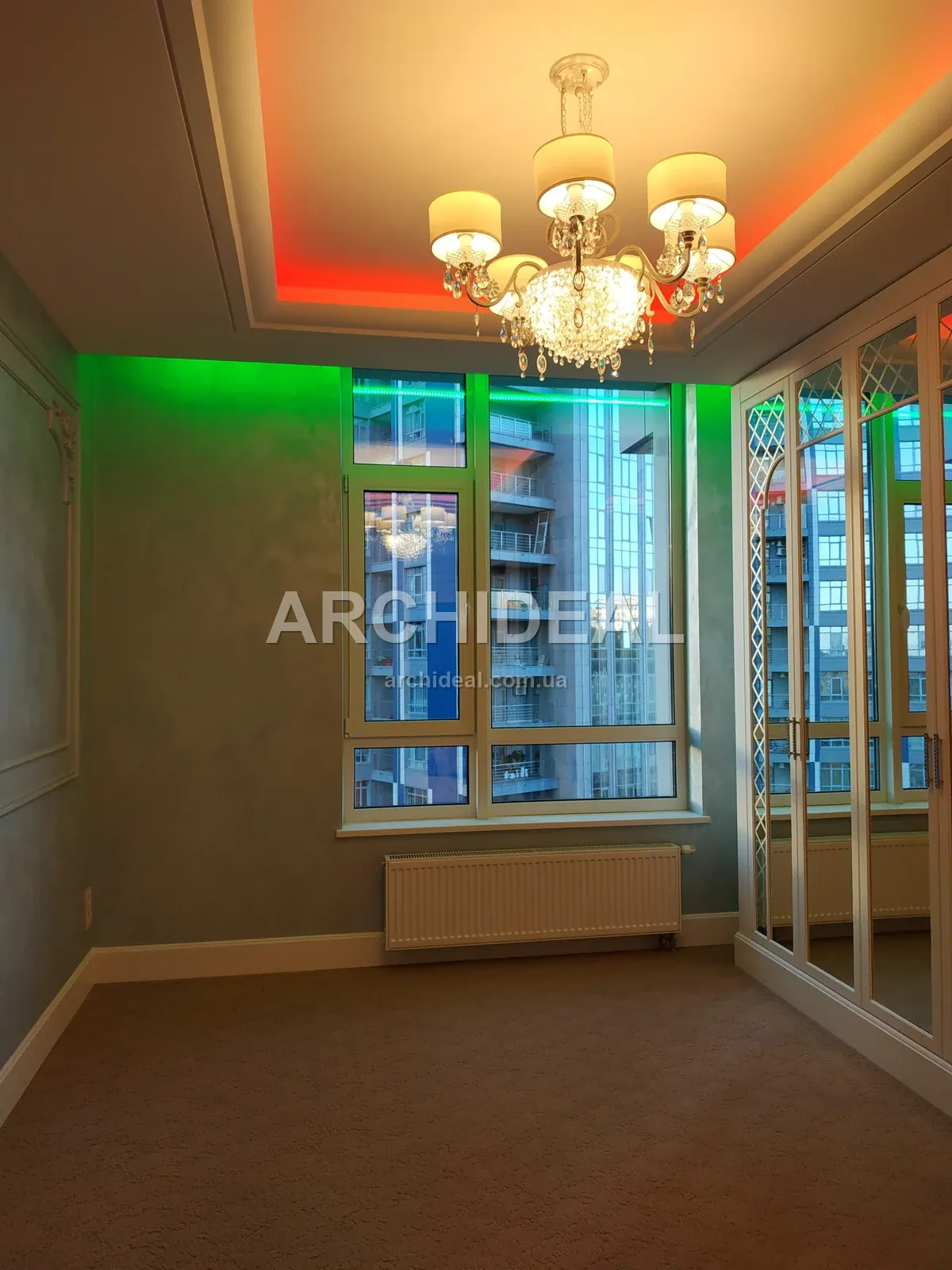 Панорамне вікно, RGB-підсвітка стелі, класичний декор