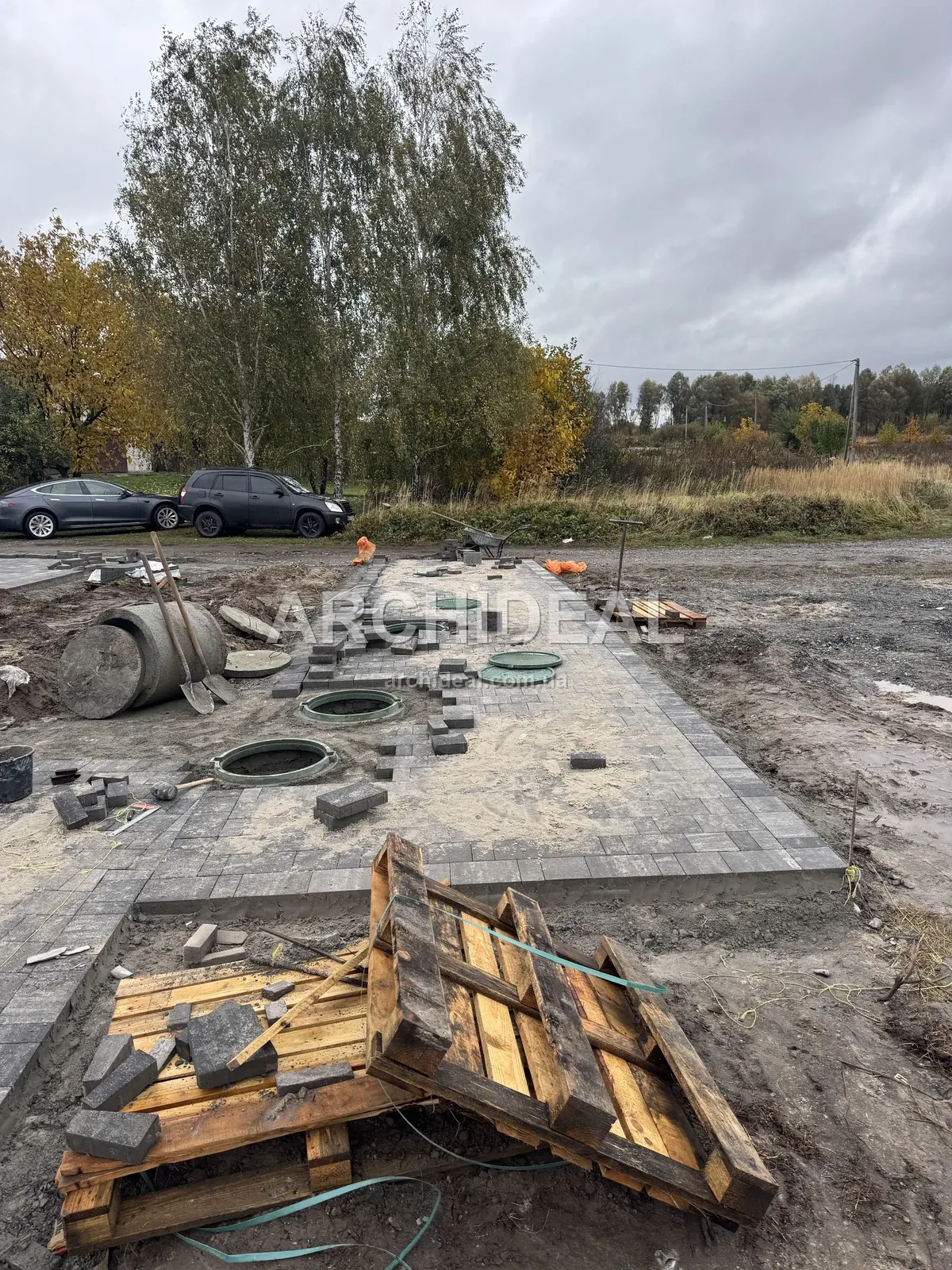 Ділянка з розміченою основою та будматеріалами