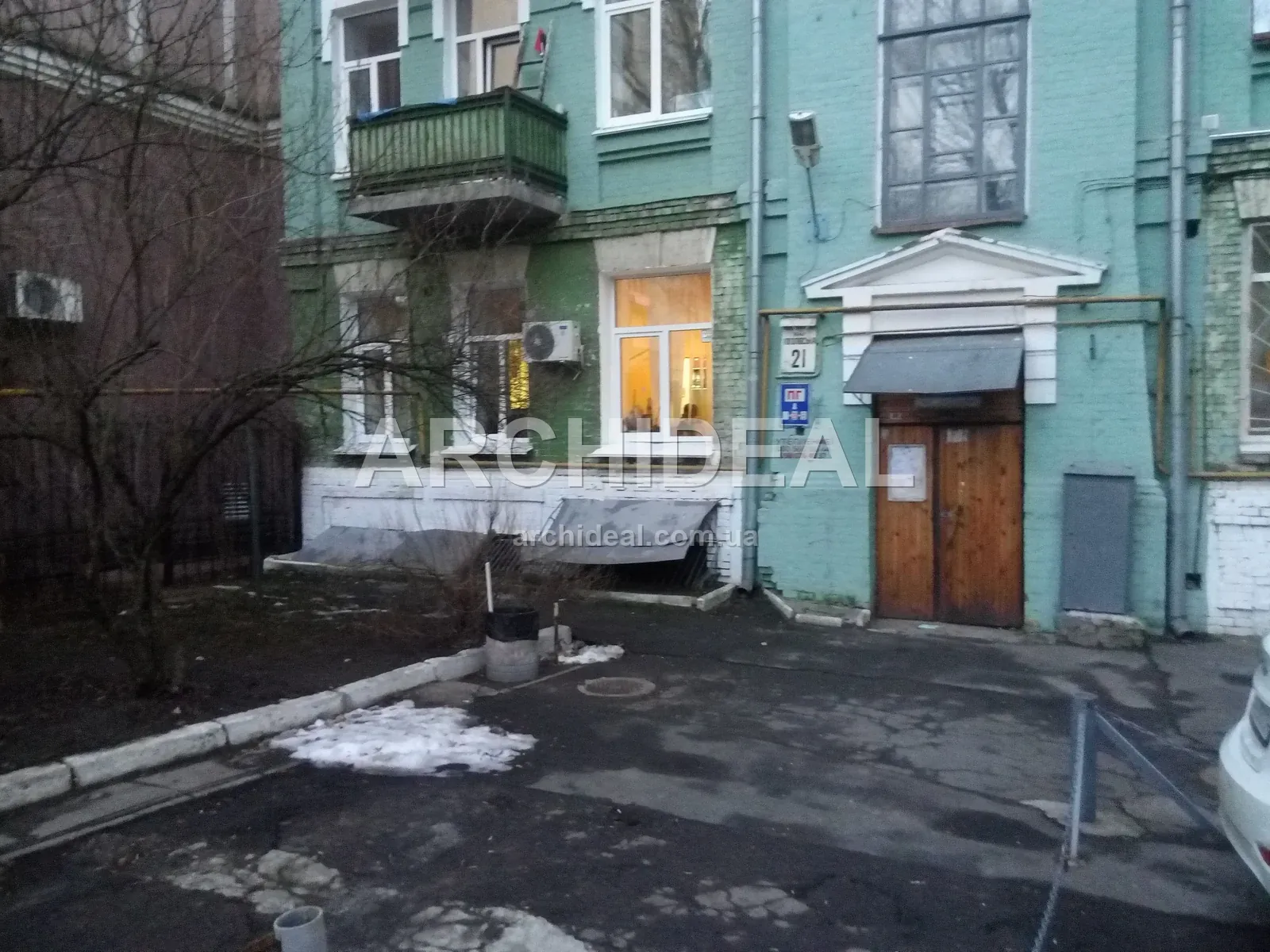 Стіна будинку з нанесеною розміткою ділянок демонтажу