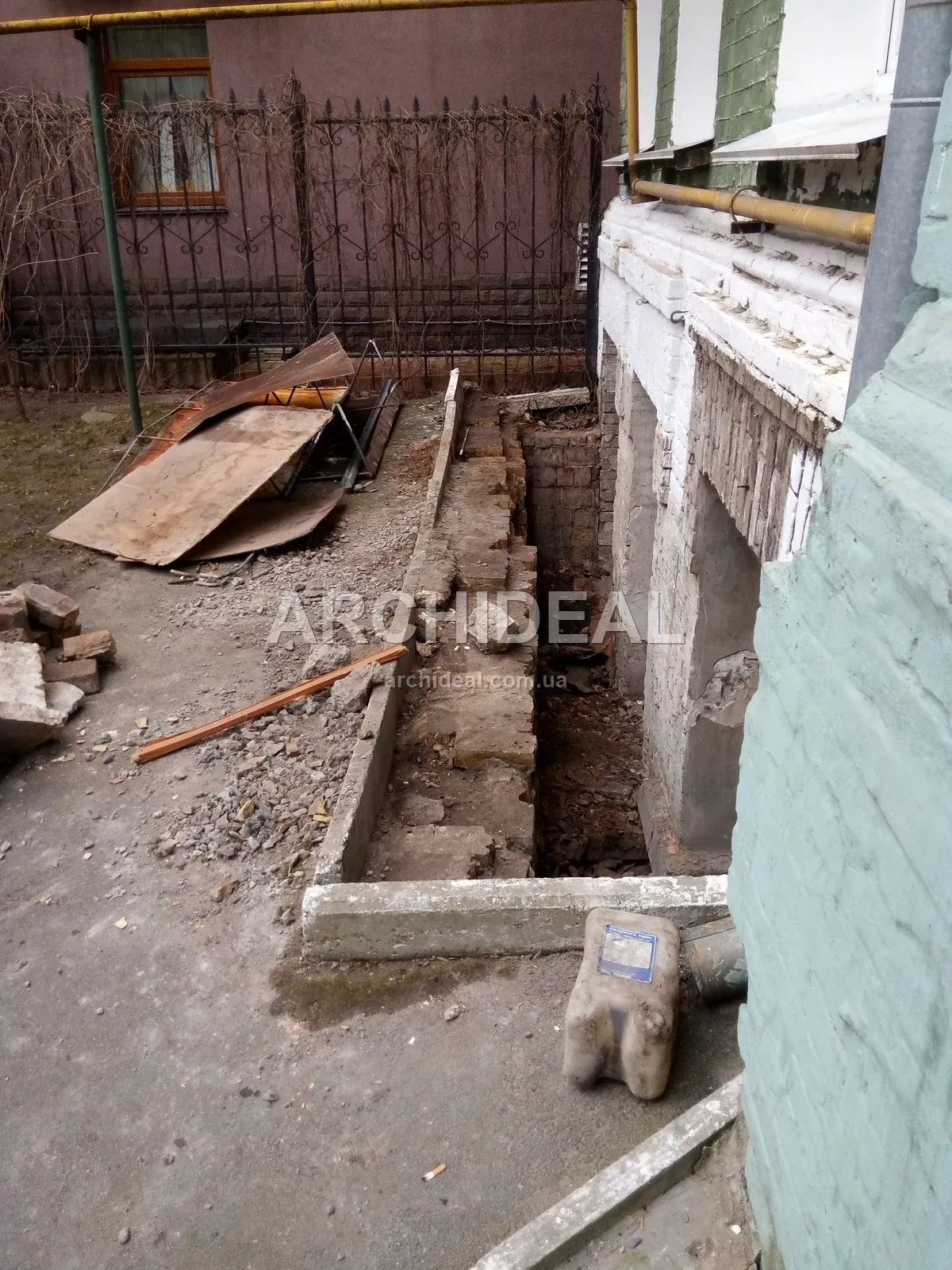 Викопана траншея зі старими демонтованими трубами надворі