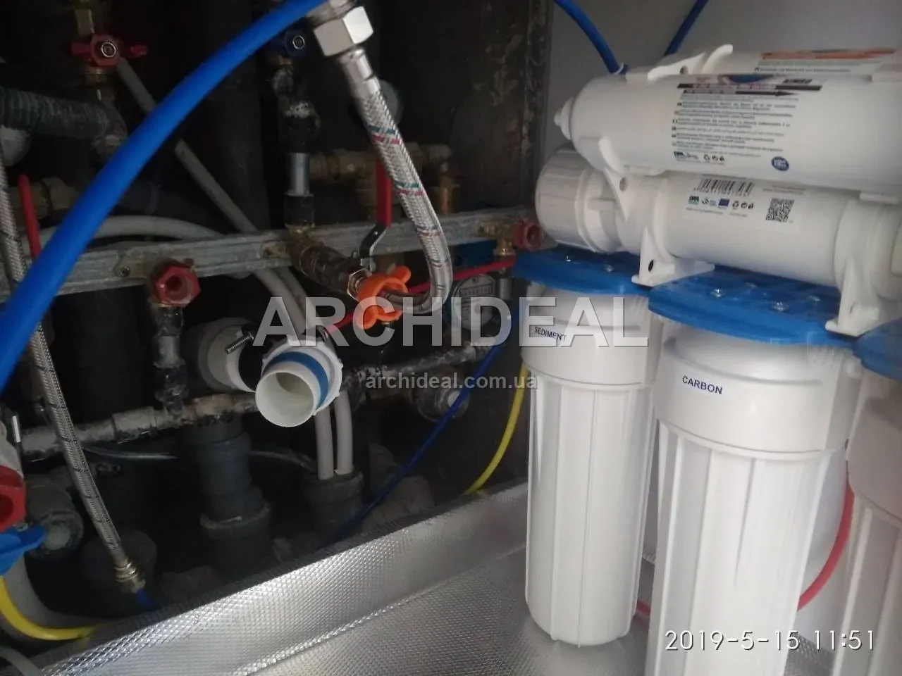 Фільтр води з колбами SEDIMENT і CARBON біля кульових кранів