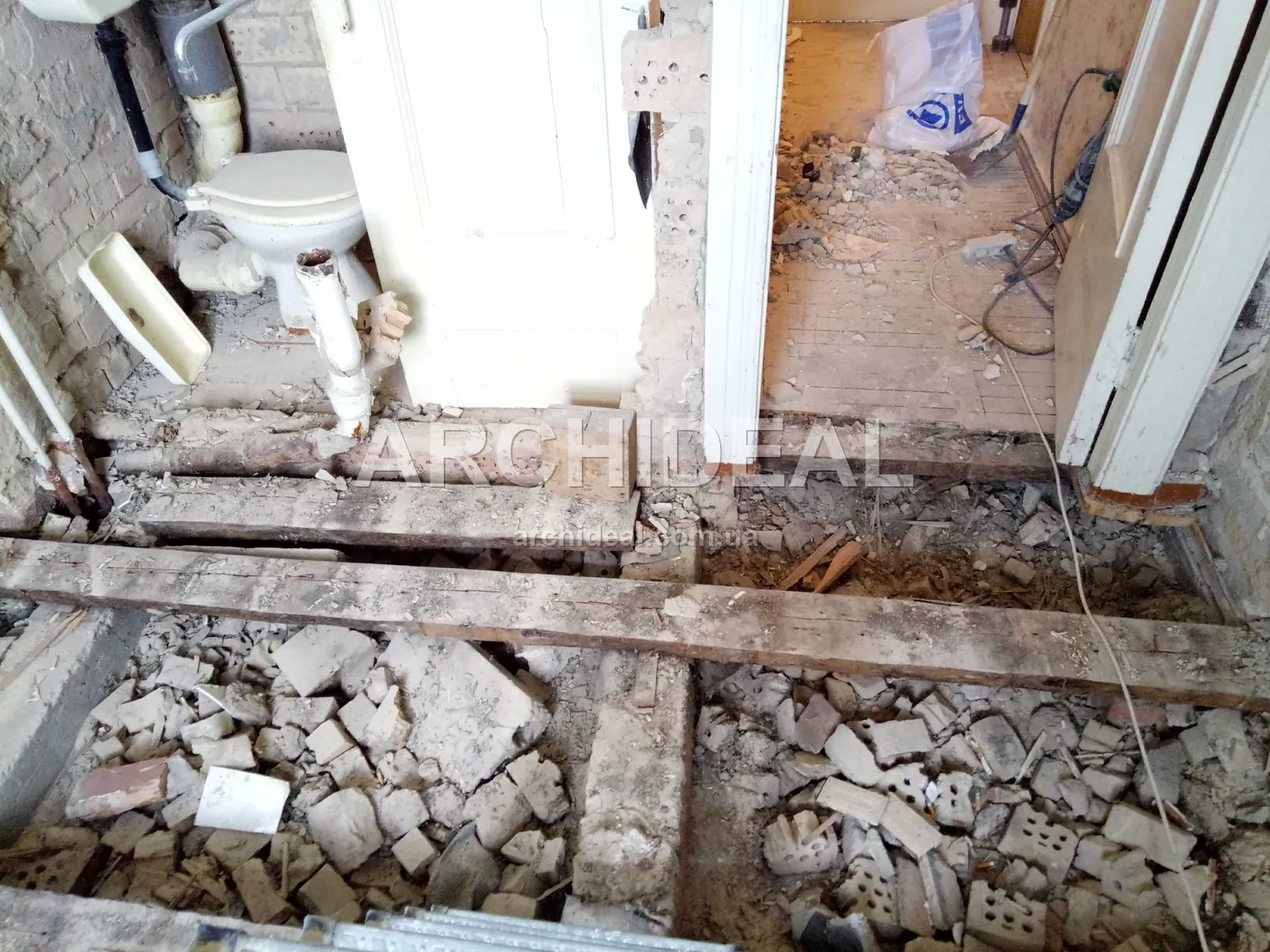 Розібрана підлога санвузла зі знятими трубами