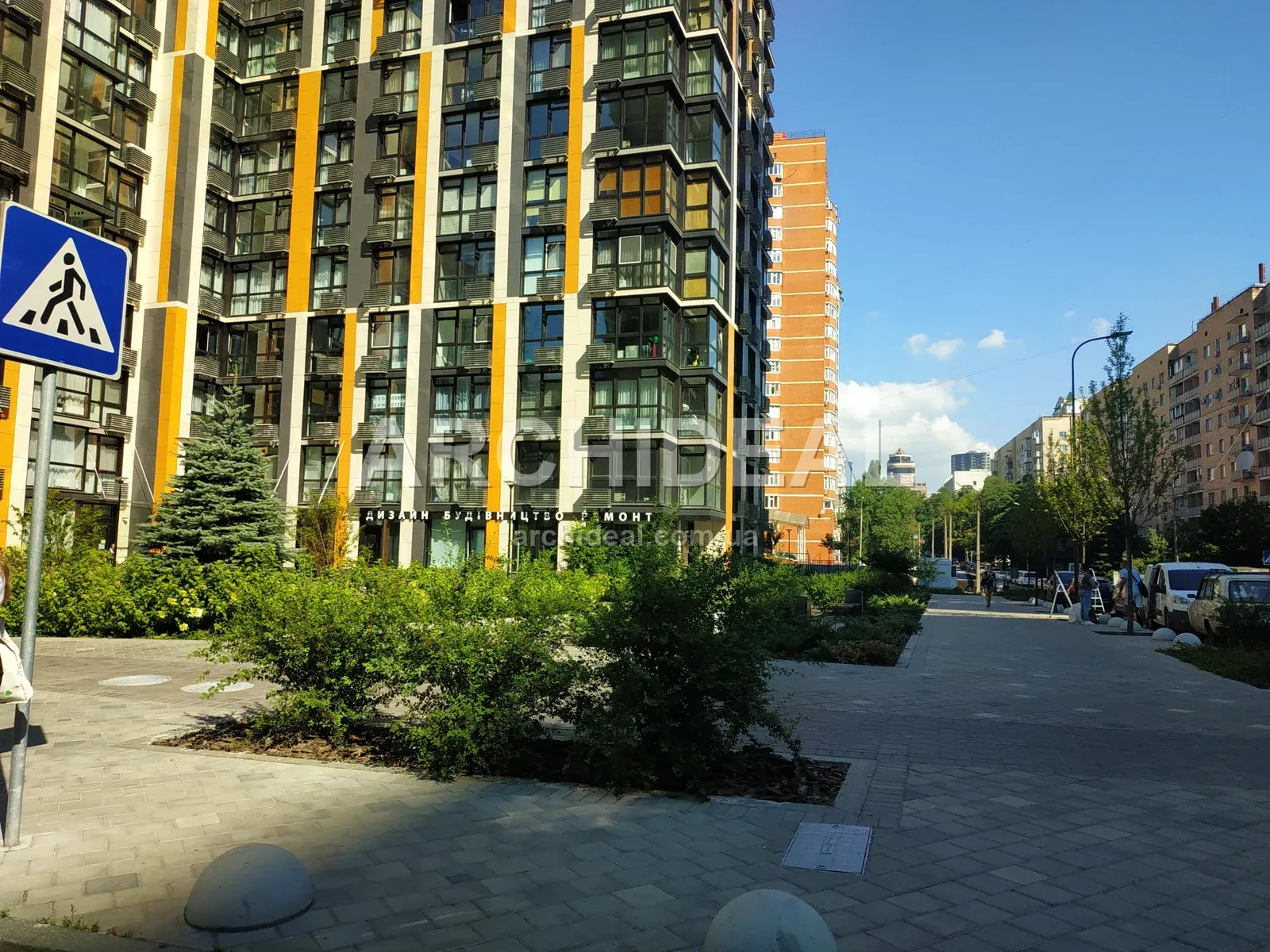 Вулиця біля будинку: плитка, кущі, вуличні фонарі