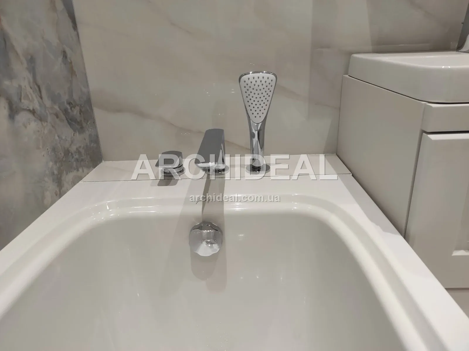 Крупний план сантехніки на тлі плитки під мармур