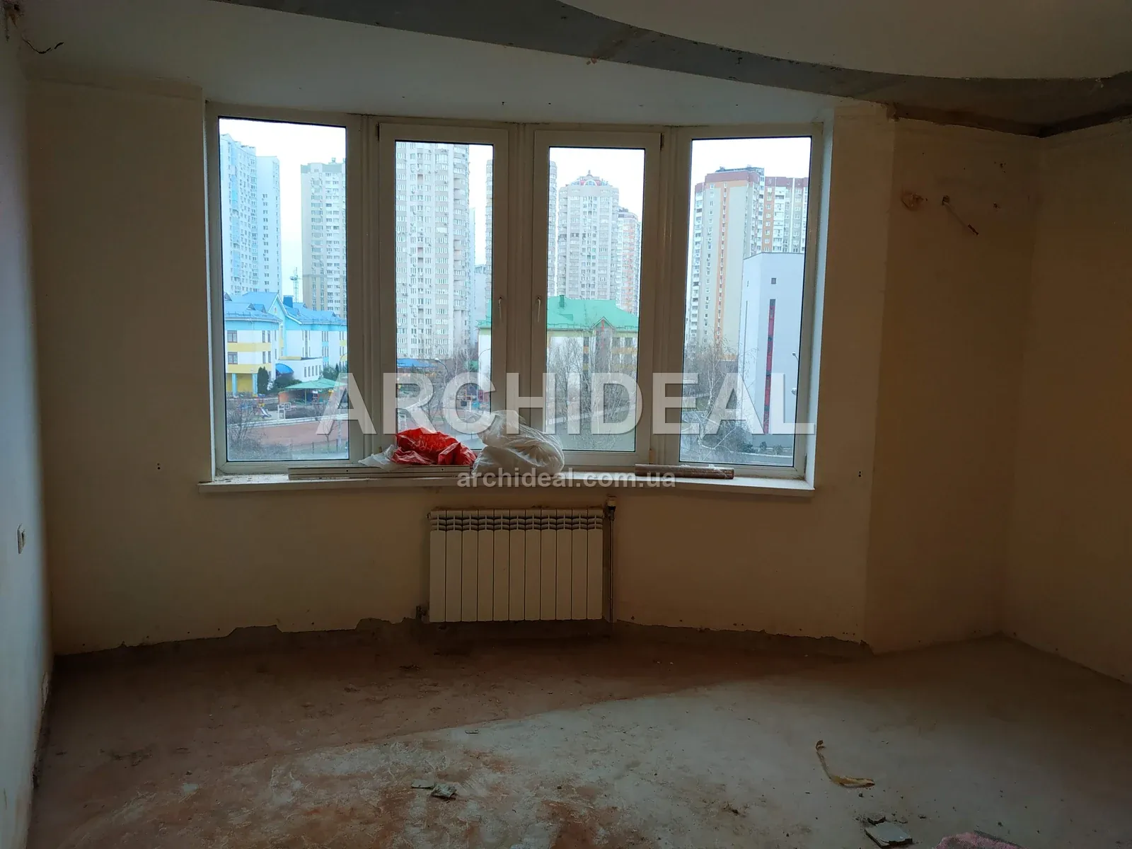 Встановлені металопластикові вікна у порожній кімнаті