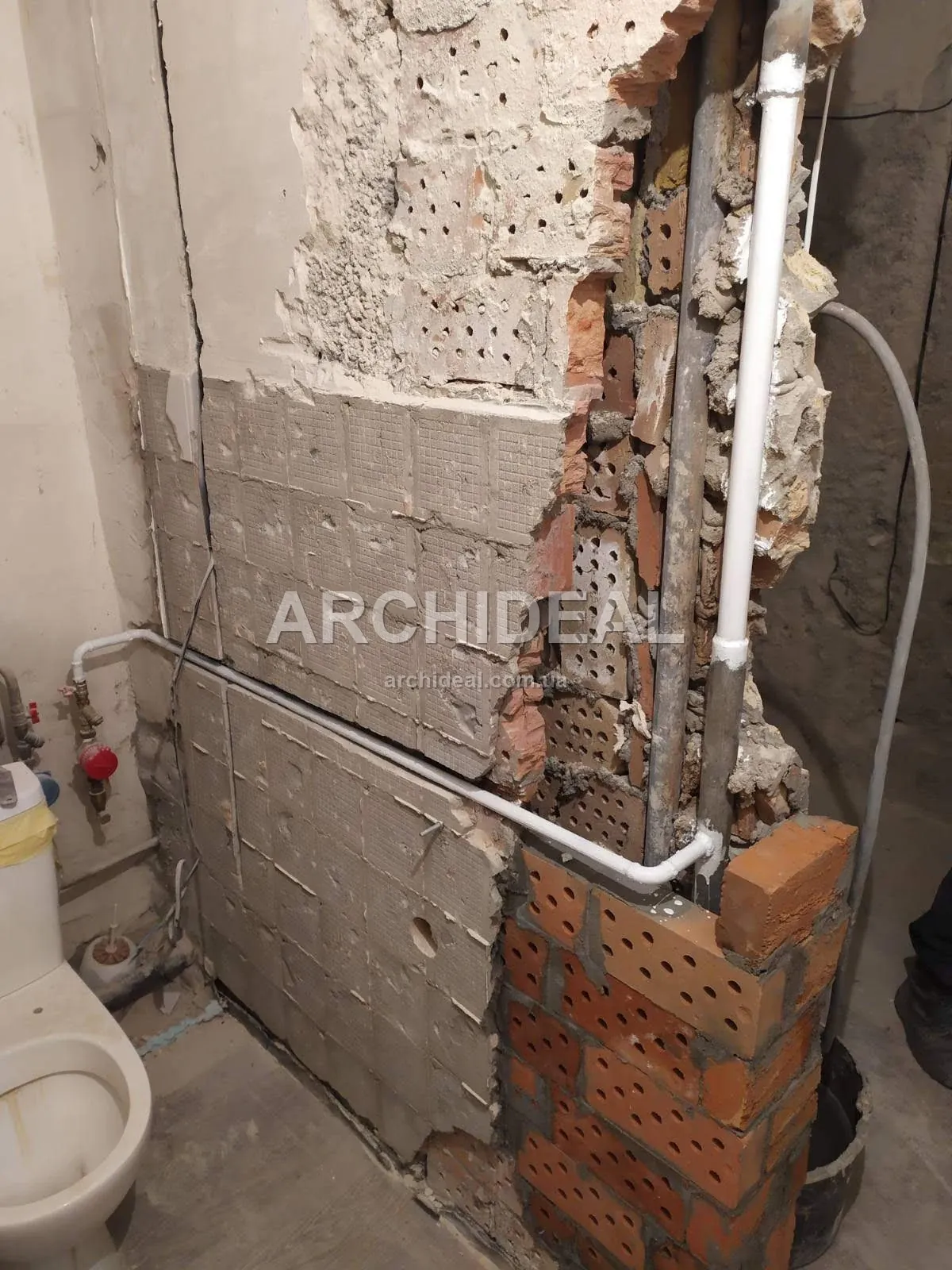 Розібрана стіна санвузла з новими трубами