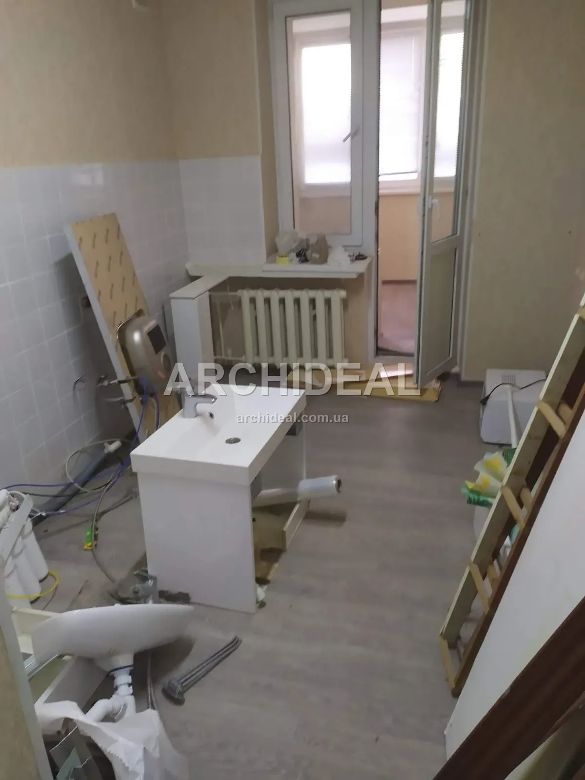 Ванна кімната без обробки, вид від входу