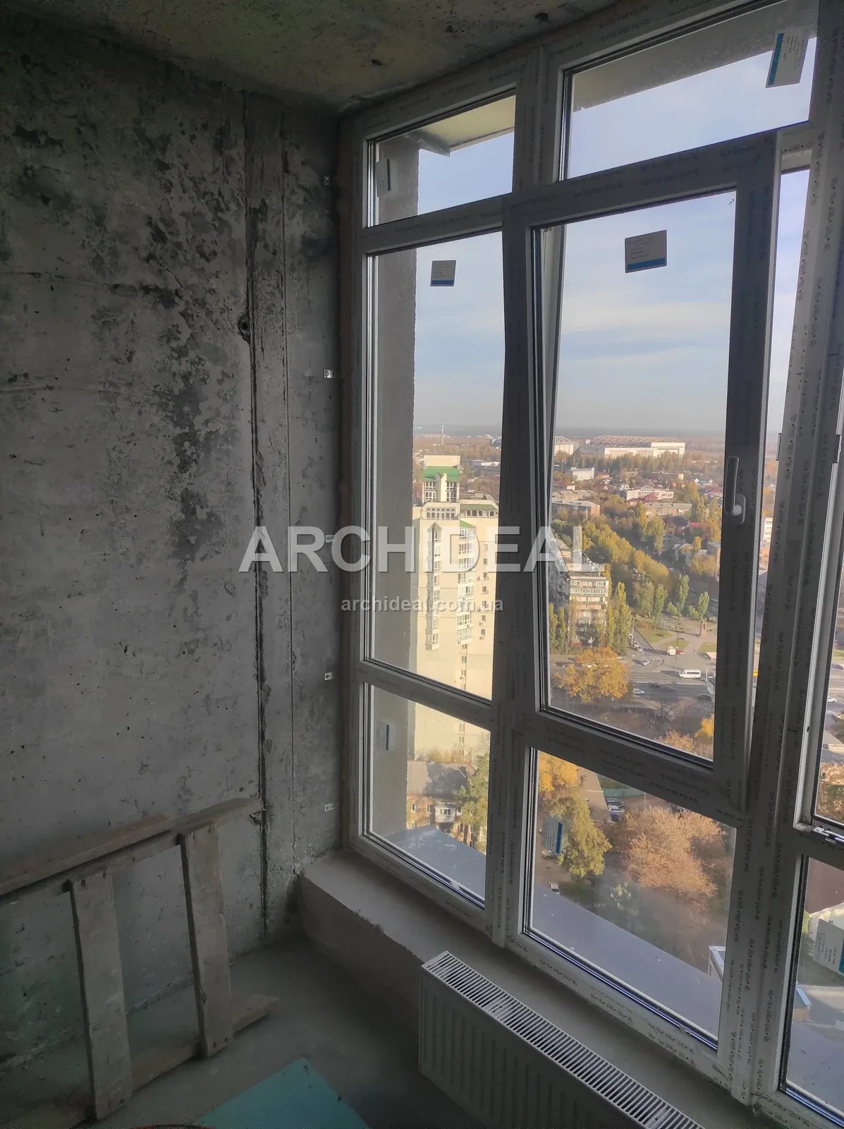 Приміщення без штукатурки з дерев'яними підмостями