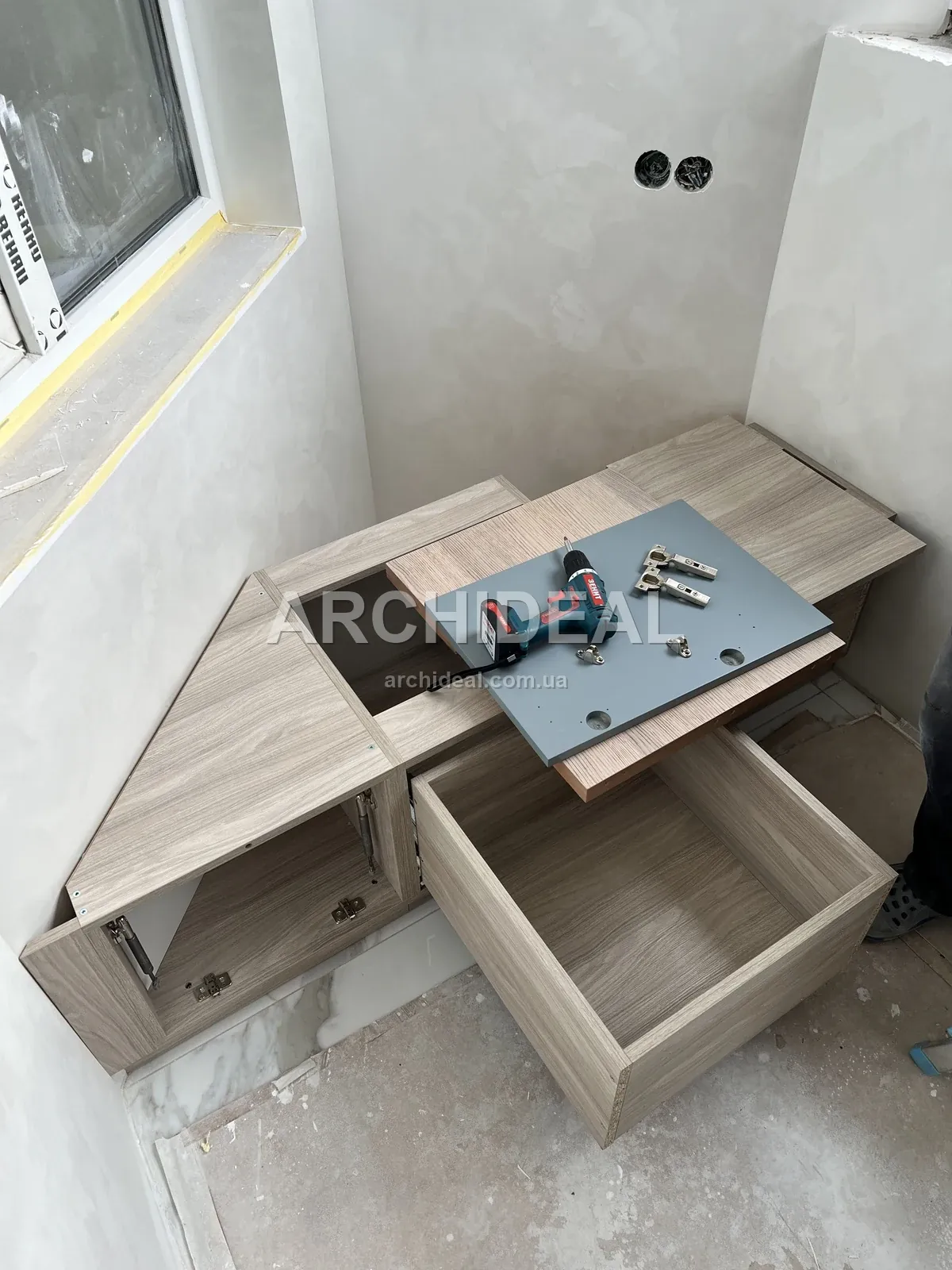 Балкон із корпусом меблів, шурупокрутом і петлями